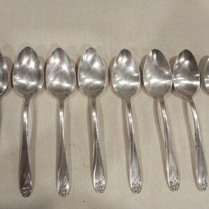 1847 Rogers Bros Daffodil IS Heritage Silverware set